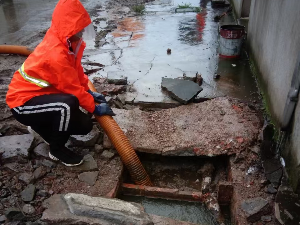 四子王专业清理污水池 炜誉市政以规范流程守护城市 “肠道”