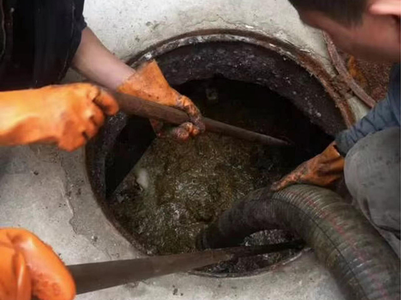 四子王清理化粪池时如何避免沼气的危害？